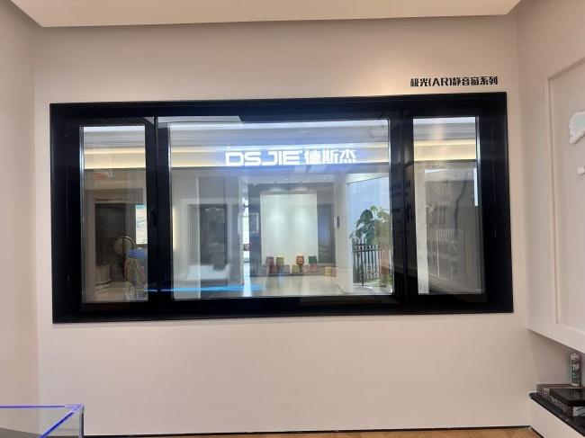 门店展厅内可见大样窗